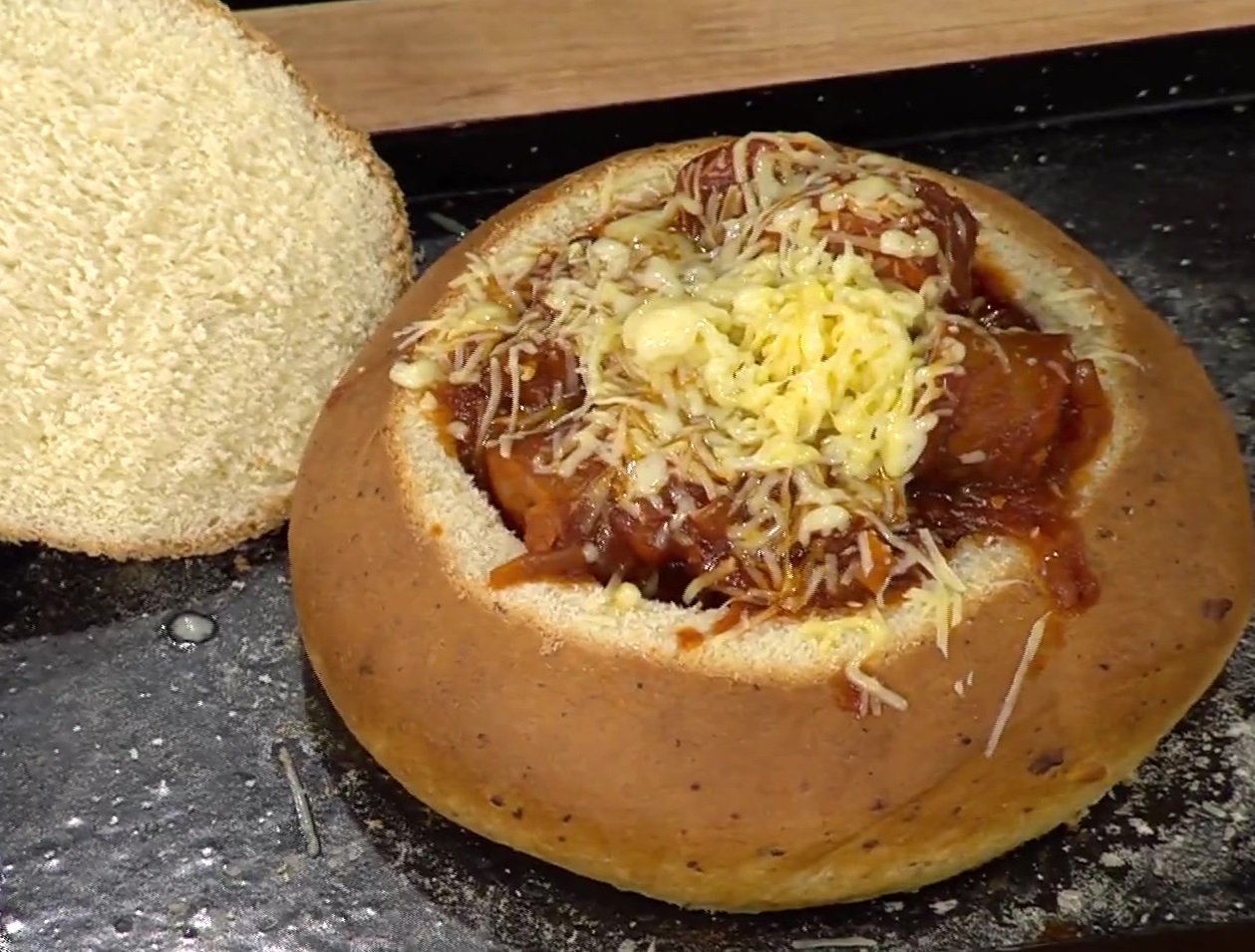 Chorizo a la pomarola en pan