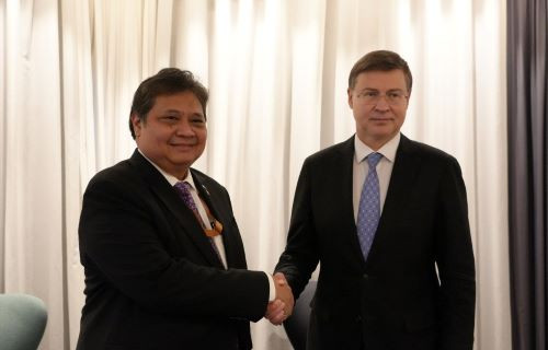 Partnership talks: Coordinating Economic Minister Airlangga Hartarto (left) and European Commission Executive Vice President Valdis Dombrovskis shake hands during a meeting on Dec. 12, 2022 in Jakarta held to accelerate Indonesia-EU Comprehensive Economic Partnership Agreement negotiations.