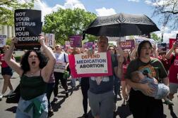 Des manifestants en faveur du droit à l’avortement devant la Cour suprême des Etats-Unis, à Washington, le 15 avril 2023.