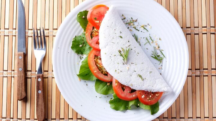 Tapioca com tomate e rúcula (Imagem: Adao | Shutterstock)