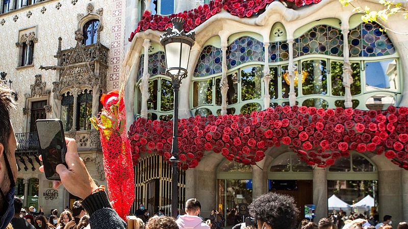 Mira amunt! Roses a la fa�ana de la Casa Batll� per Sant Jordi