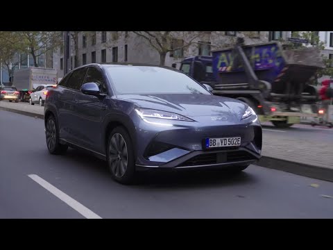 BYD SEALION 7: 都市での走行シーン