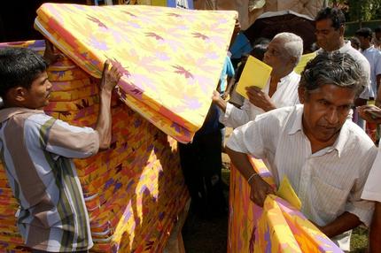 Humanitäre Tradition: Entwicklungshilfe ist heute viel mehr, als Matratzen zu verteilen: Sri Lanka nach der Tsunami-Katastrophe an Weihnachten 2004