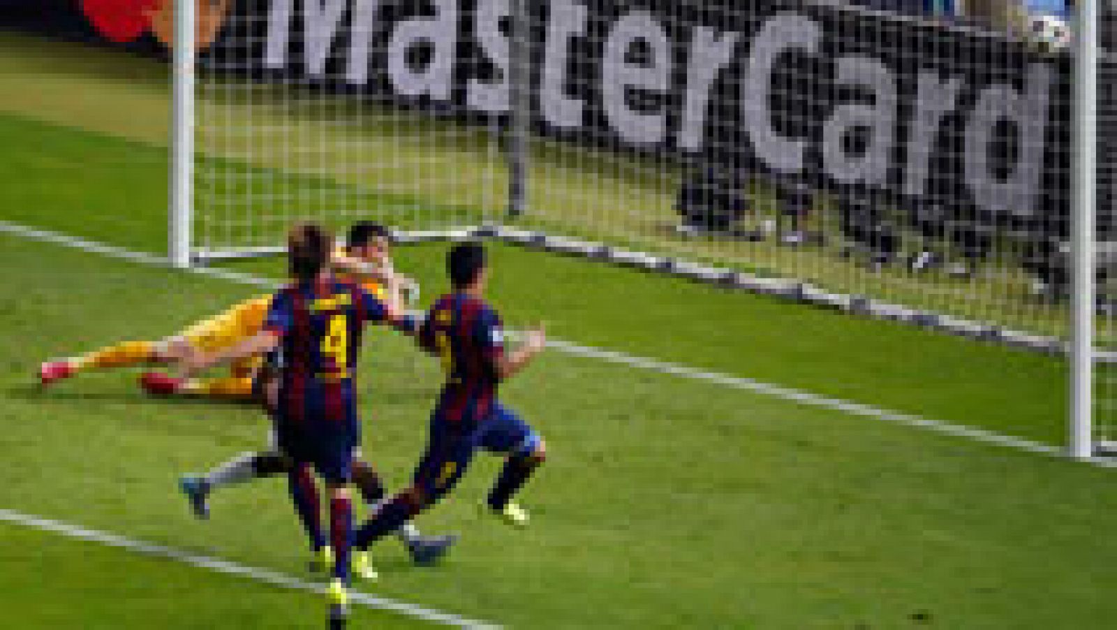 Cuando la Juve estaba apretando al Barça apareció Messi y comandó una rápida contra que finalizó con un disparo que pudo detener Buffon, pero el rechace lo cazó Luis Suárez para hacer el segundo tanto del Barcelona (1-2), en el minuto 68.