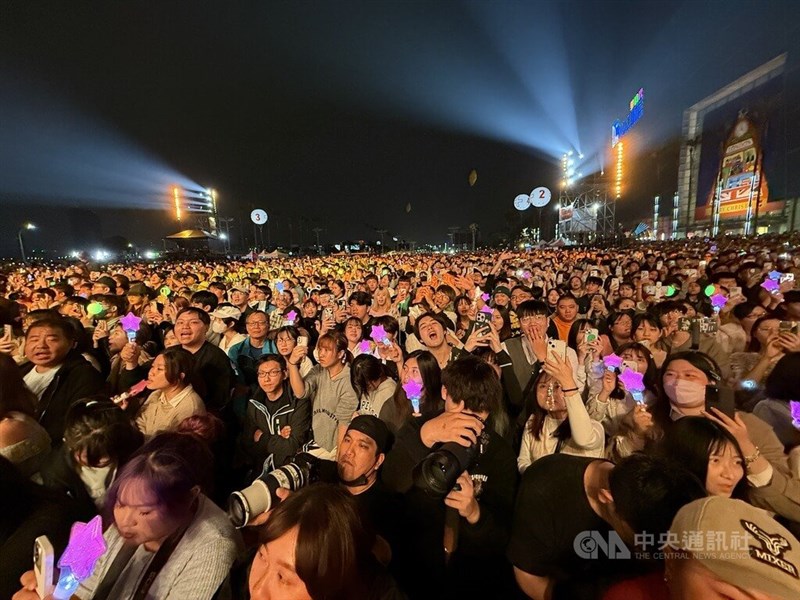 南部・高雄市の夢時代広場で行われた年越しイベントに集まった人々。歌手のクラウド・ルー（盧広仲）やロックバンドのファイヤー・イーエックス（滅火器）などが出演した＝中央社記者董俊志撮影