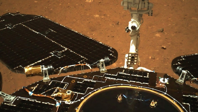 Chinas Rover „Zhurong“ (Bild) hat Hinweise für einen einstigen Mars-Ozean gefunden. (Bild: APA/AFP/CNS/CNSA)