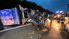 Der Transporter hat die Lärmschutzwand auf einer Länge von über 50 Meter abgerissen. (Bild: FF Mondsee, Krone KREATIV)