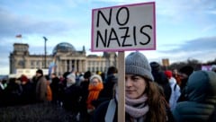 Deutscher Protest (hier in Berlin) als Vorbild für Österreich: Auch bei uns wird zum Protest gegen Rechtsextremismus aufgerufen. (Bild: AP)