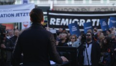 Bei der FPÖ-Kundgebung am Donnerstag in Wien wurde ein Puls24-Kamerateam attackiert. (Bild: Krone TV)