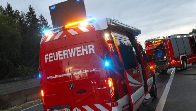 Die Feuerwehr hatte durch die Graupelschauer auf der Westautobahn alle Hände voll zu tun. (Bild: laumat)