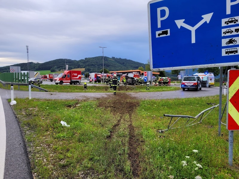 Die Unfallspur am Rastplatz in Straß im Attergau (Bild: FF St. Georgen im Attergau)