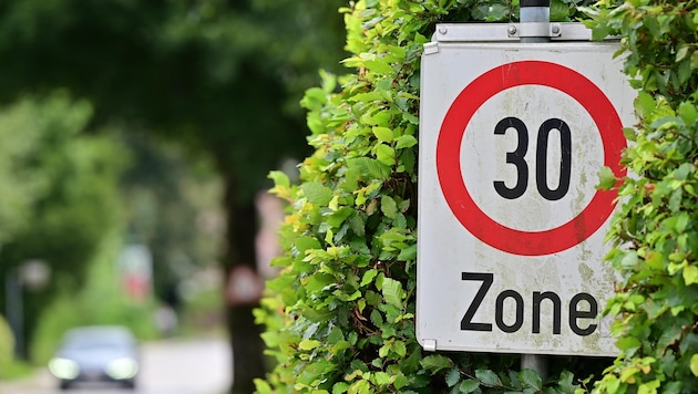 Trotz Novelle muss nach wie vor ein Sachverständiger dem Antrag von Gemeinden auf Tempo 30 Zonen zustimmen. (Bild: Wolfgang Spitzbart)