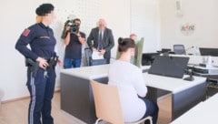 Die Angeklagte am Landesgericht Linz (Bild: Einöder Horst/Horst Einöder/Flashpictures, Krone KREATIV)