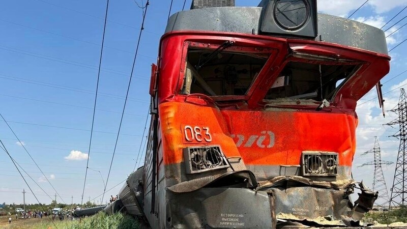 Der Zug stieß mit einem Lastwagen zusammen. (Bild: AP)