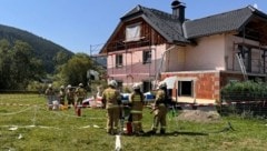 Feuerwehreinsatz: Das Flugzeug blieb knapp vor einem Wohnhaus stehen. (Bild: Feuerwehr Mauterndorf)