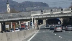 Verkehrsunfall bei der Autobahn-Abfahrt Salzburg-Nord (Bild: Markus Tschepp)