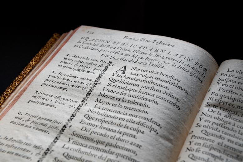 Detail of a printed book shows text in Spanish reading "oracion publicada en Latin" at the top of the page.