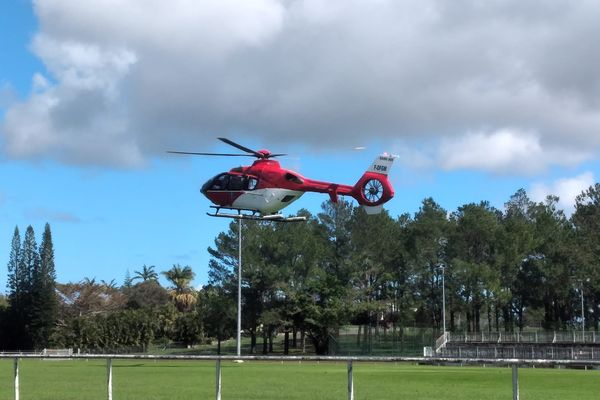 L'hélicoptère du SAMU en train de se poser sur le stade situé juste à côté du centre de secours de Boulouparis.