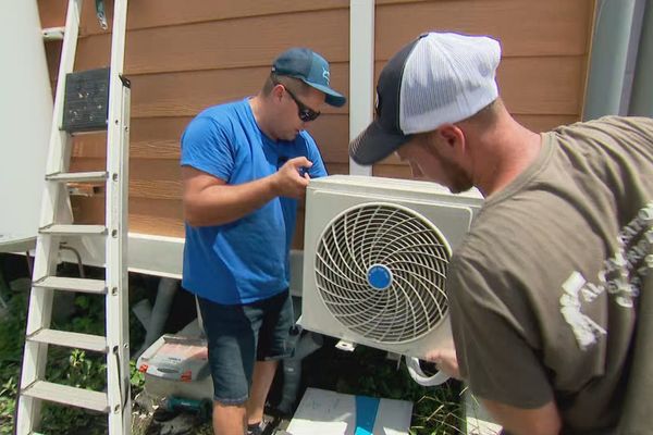 Les installateurs de climatisation croulent sous le travail en cette période de forte chaleur.