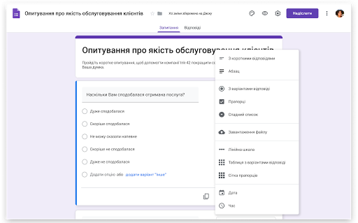 Хтось створює опитування за допомогою Google Форм.