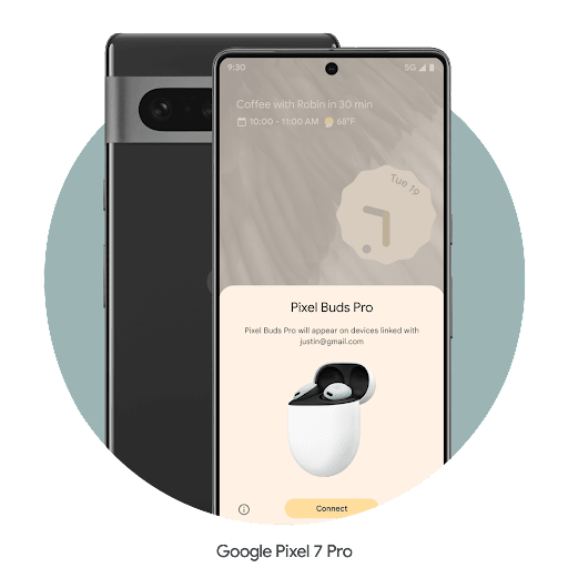 Nagpapares ang Pixel 7 Pro phone sa Android earbuds. Sa tabi nito ay ang nakasara at nakaharap sa camera na likod ng telepono.