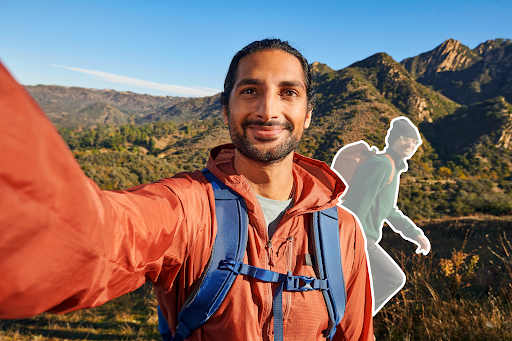 Homem jovem removendo um intruso de uma selfie que tirou enquanto fazia uma caminhada pelas montanhas.