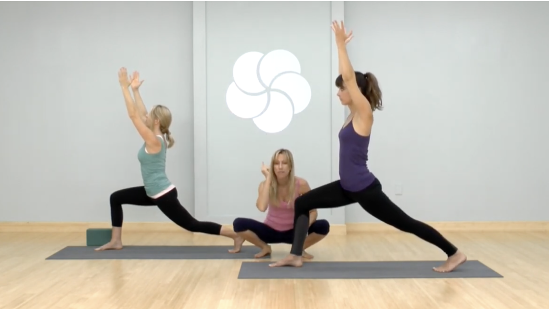 Des femmes exécutant une pose en cours de yoga. 