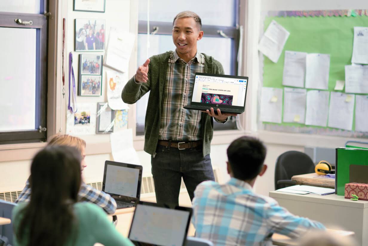 एक Chromebook खुला है, जिसमें Google का खोज बार दिख रहा है.