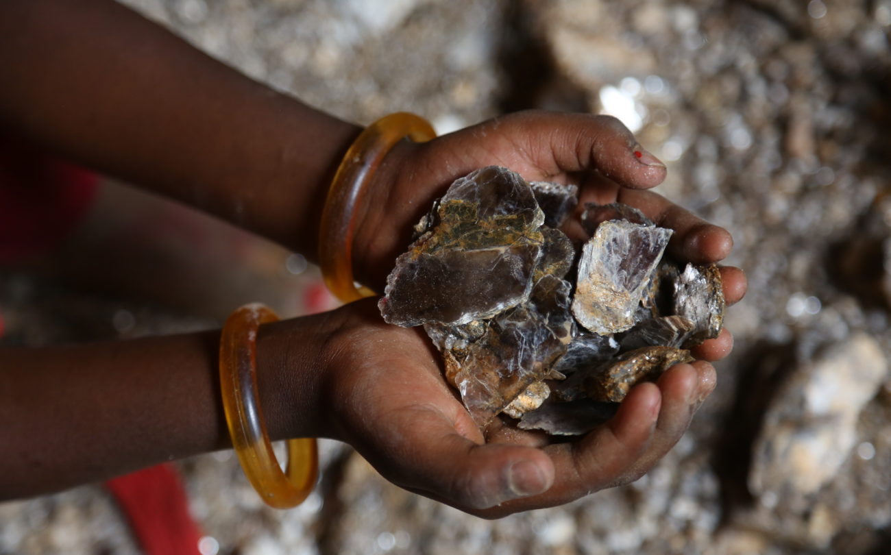 Die Schatten des Glitzers: Wie Kinder nach dem Mineral Mica schürfen