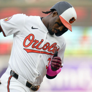 El dominicano Jorge Mateo, de los Orioles de Baltimore, recorre las bases luego de batear un jonrón de tres carreras ante los Bravos de Atlanta.