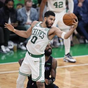 El alero de los Celtics Jayson Tatum y el base de Dallas Kyrie Irving pelean por el balón frente a Maxi Kleber de los Mavericks en el juego 1 de las Finales de la NBA.