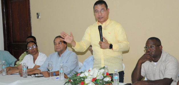 Miguel Camacho habla en la Asamblea Extraordinaria de la Federación Dominicana de Taekwondo.