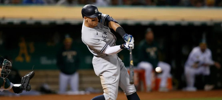 Aaron Judge completa el swing con el que produjo su vuelacercas 25 de la campaña con lo cual domina las Grandes Ligas.