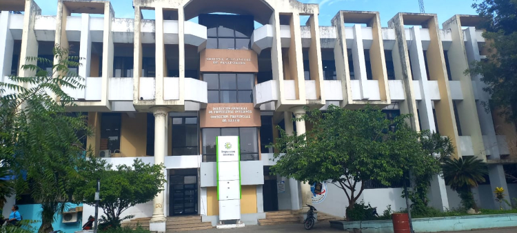 Fotografía muestra el edificio de oficinas gubernamentales de La Vega.