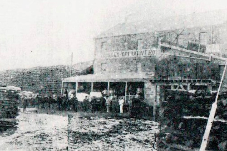 A black and white photo of a building in 1916.