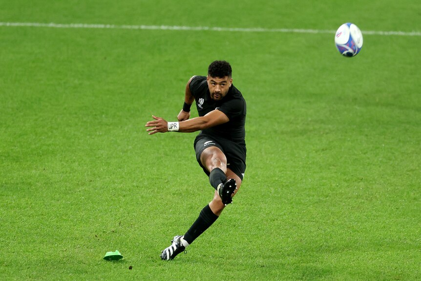 Richie Mo'unga kicks a ball