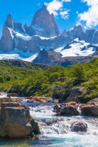 Paisaje de lagos y montañas en Argentina