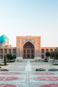 Plaza Registan en la ciudad de Samarcanda, Uzbekistán. © Dudarev Mikhail/Shutterstock