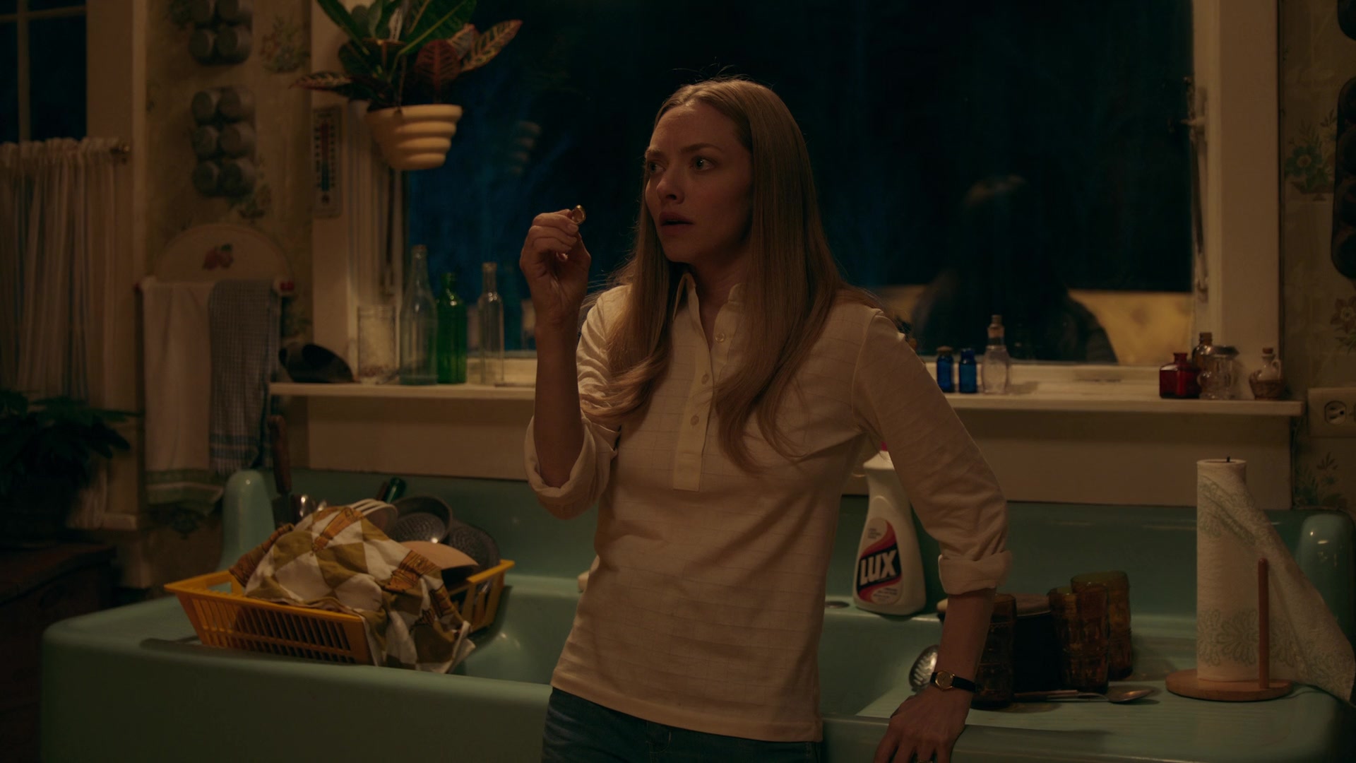 Amanda Seyfried in Things Heard & Seen (2021)