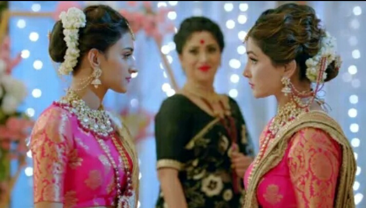 Erica Fernandes, Hina Khan, and Shubhaavi Choksey in Komolika To Drug Prerna (2019)