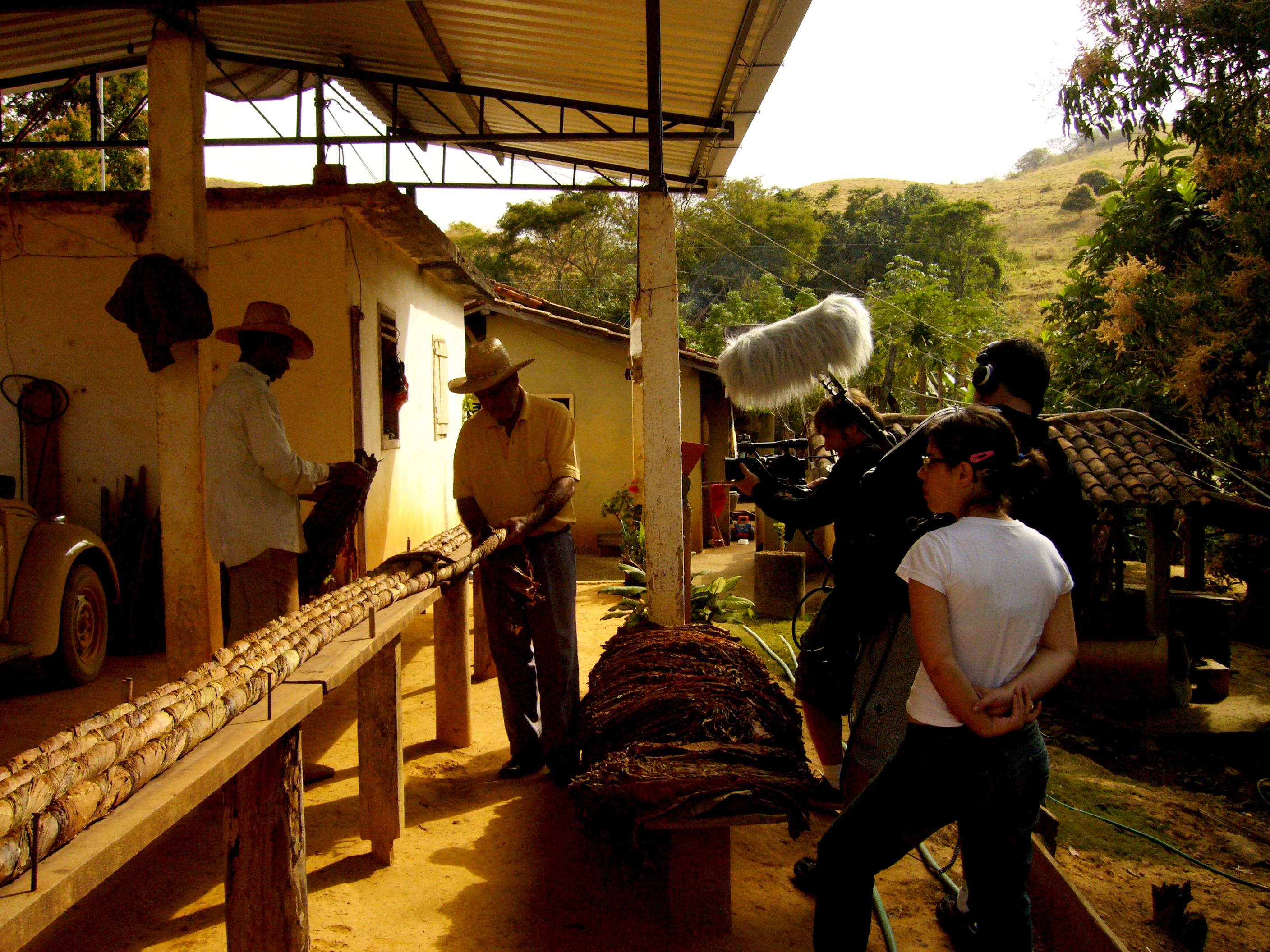 Alexandre Samori, Marcelo Raposo, and Caru Alves de Souza in Vestígios (2010)