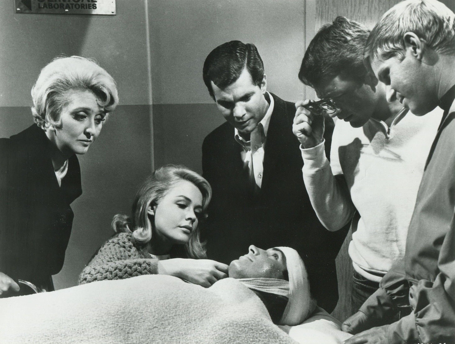 Sandra Dee, George Hamilton, Celeste Holm, Bill Bixby, Dwayne Hickman, and Dick Kallman in Doctor, You've Got to Be Kidding! (1967)