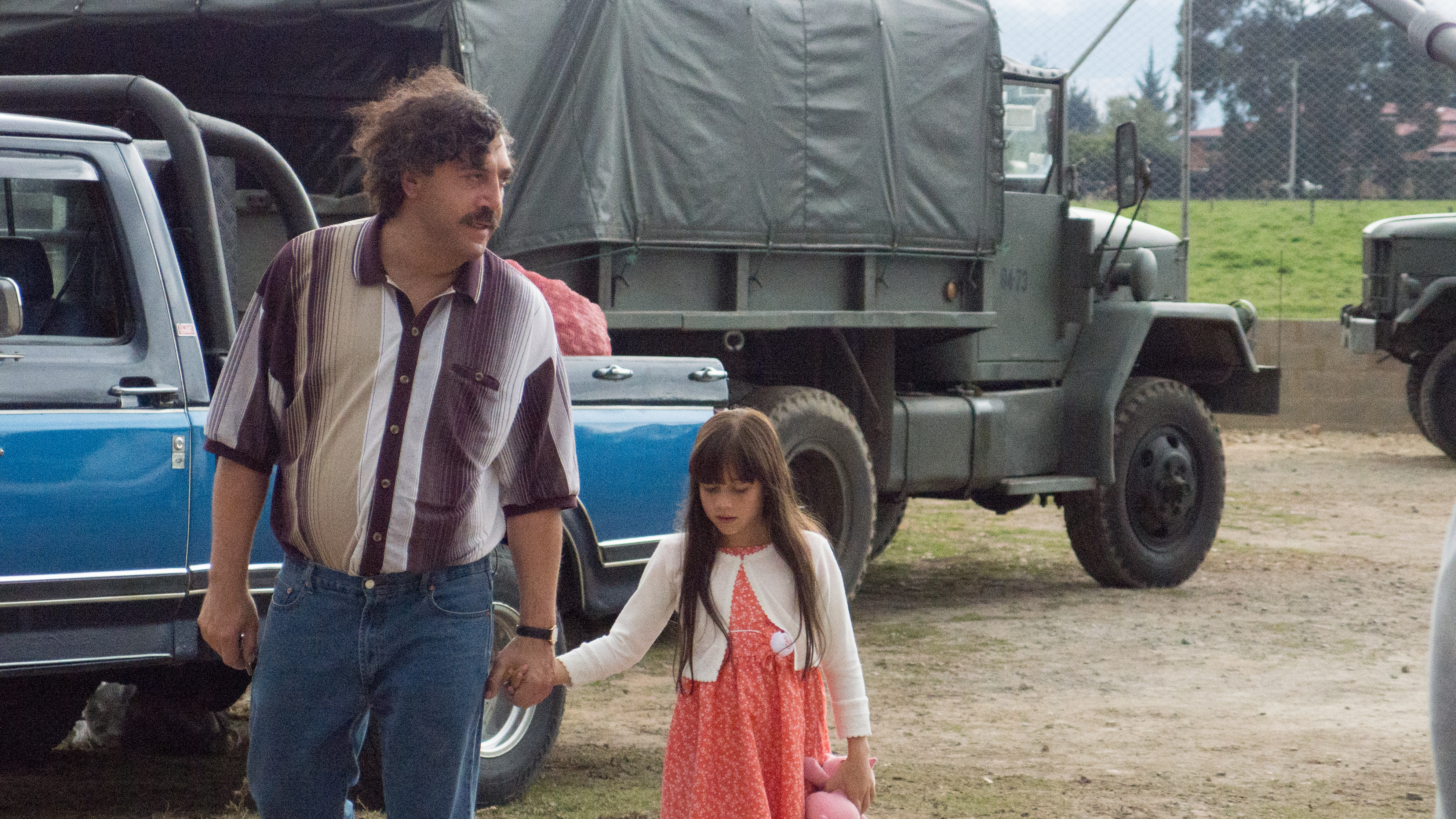 Javier Bardem and Hannah L'Hoeste in Loving Pablo (2017)