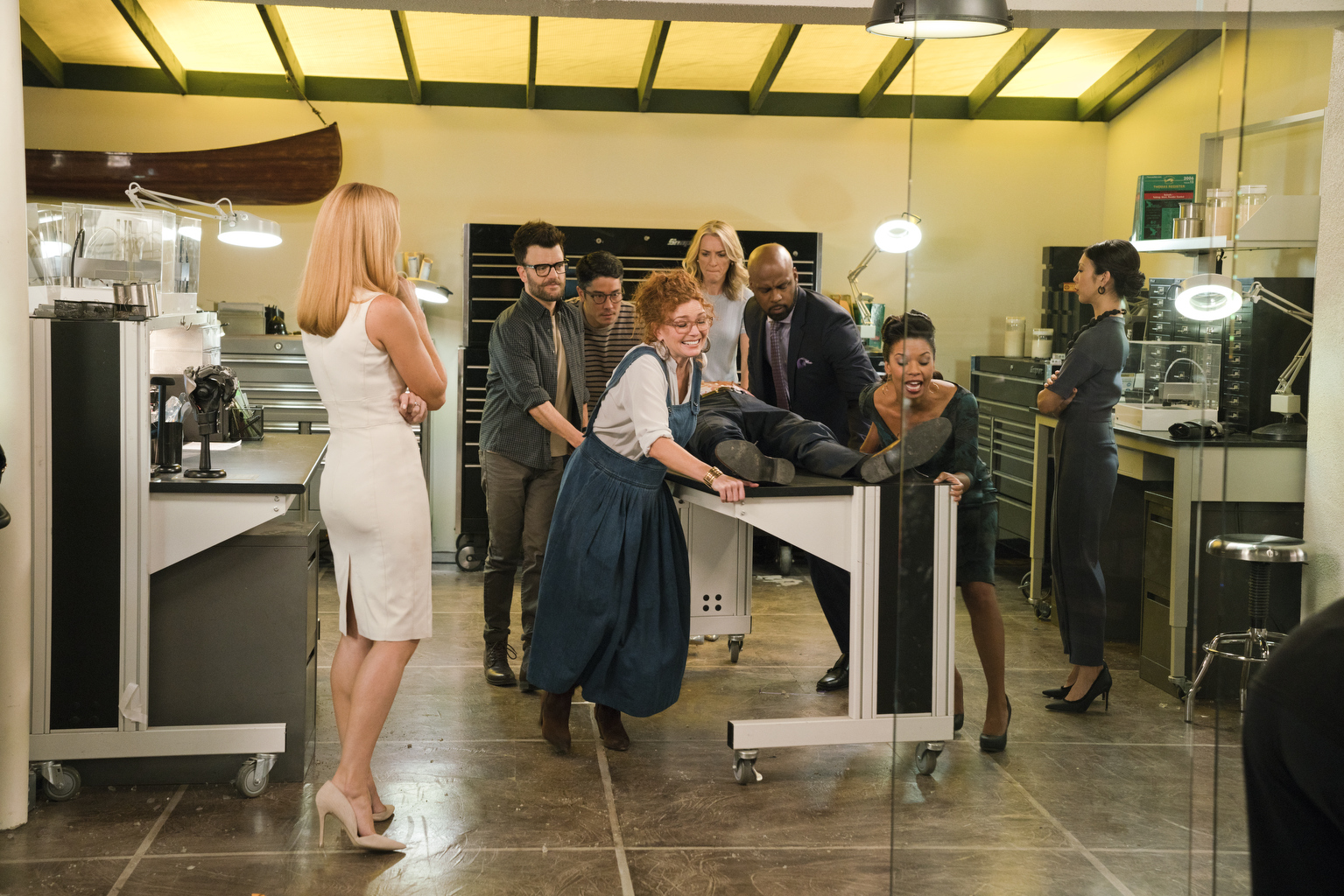 Ever Carradine, Brittany Ishibashi, Ryan Sands, Brigid Brannagh, Kevin Weisman, James Yaegashi, Annie Wersching, and Angel Parker in Runaways (2017)