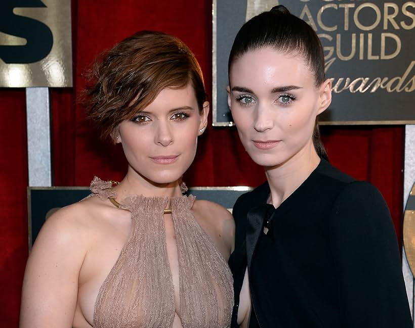 Kate Mara and Rooney Mara at an event for E! Live from the Red Carpet (1995)