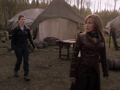 Rachel Luttrell and Jewel Staite in Stargate: Atlantis (2004)