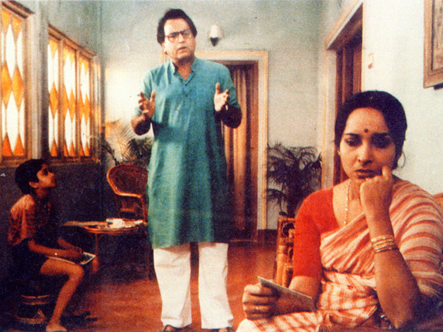 Dipankar Dey, Mamata Shankar, and Bikram Bhattacharya in The Stranger (1991)