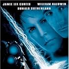 Jamie Lee Curtis and William Baldwin in Virus (1999)