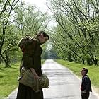 Ewan McGregor and Matthew McGrory in Big Fish (2003)