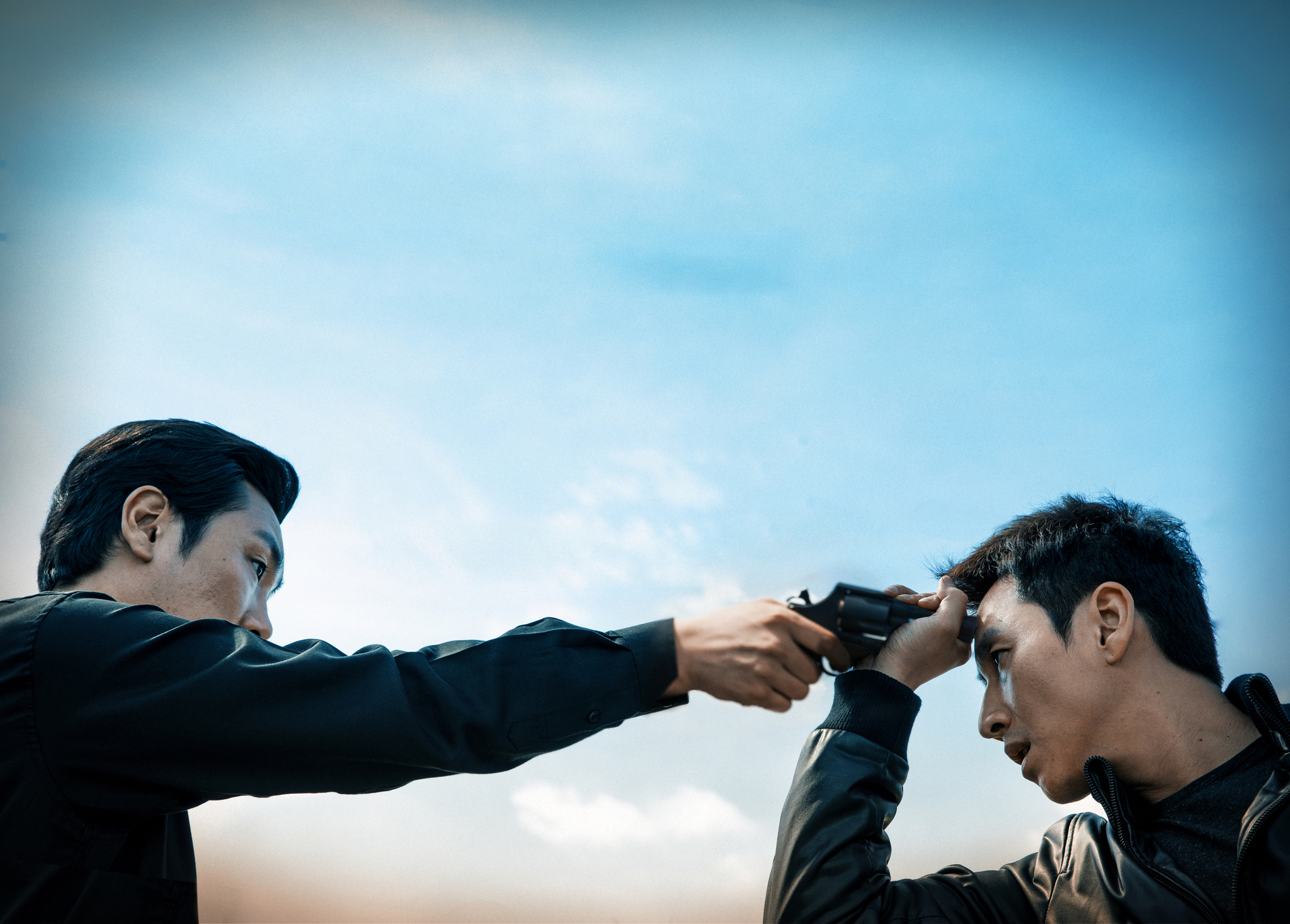 Lee Sun-kyun and Cho Jin-woong in A Hard Day (2014)